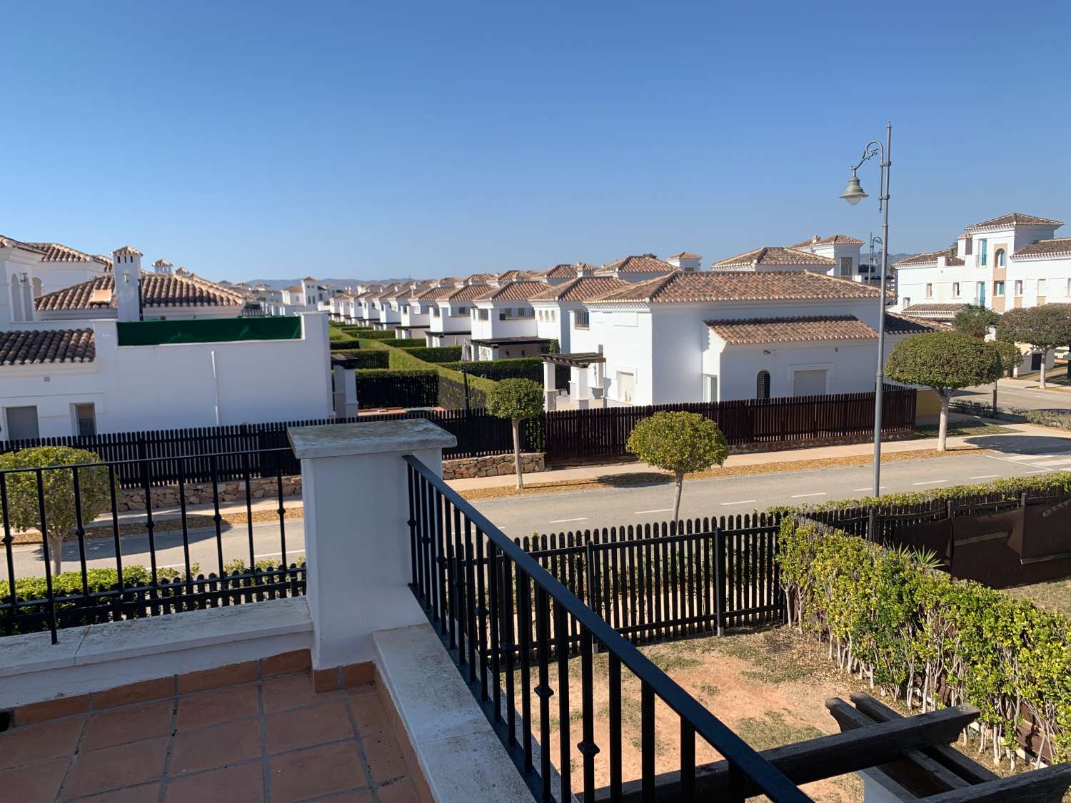 VENTA DE IMPRESIONANTE VILLA ENEBRO 3 DORMITORIOS 3 BAÑOS EN LA TORRE GOLF RESORT