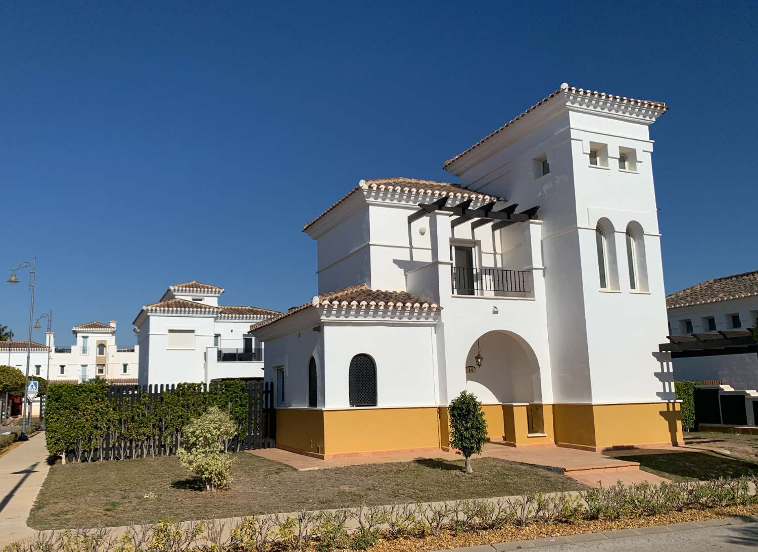 VENTA DE IMPRESIONANTE VILLA ENEBRO 3 DORMITORIOS 3 BAÑOS EN LA TORRE GOLF RESORT