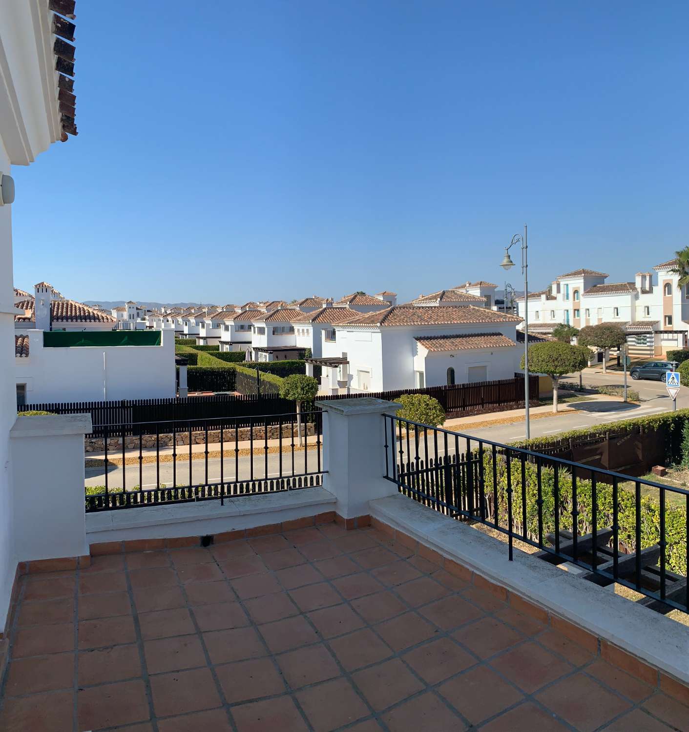 VENTA DE IMPRESIONANTE VILLA ENEBRO 3 DORMITORIOS 3 BAÑOS EN LA TORRE GOLF RESORT