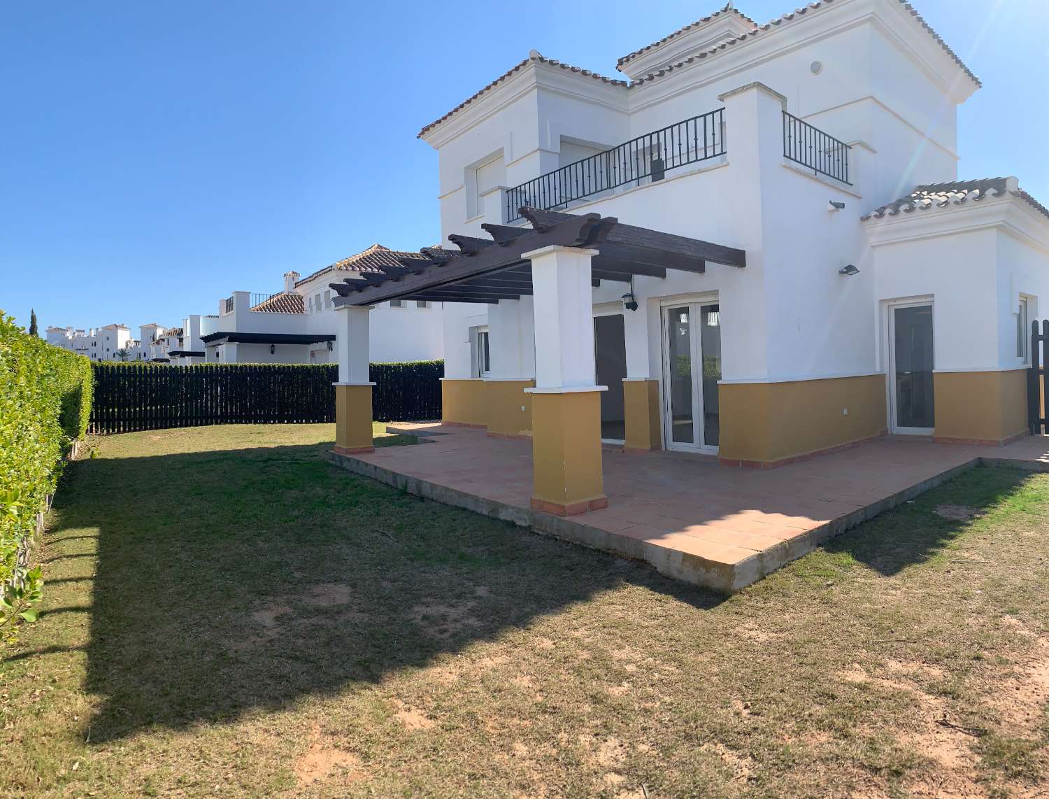 VENTA DE IMPRESIONANTE VILLA ENEBRO 3 DORMITORIOS 3 BAÑOS EN LA TORRE GOLF RESORT