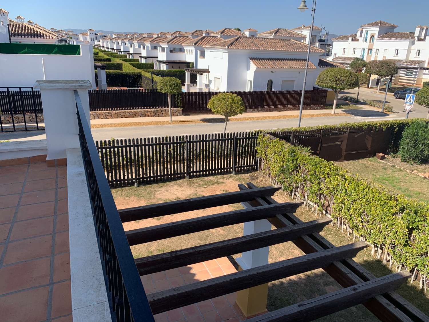 VENTA DE IMPRESIONANTE VILLA ENEBRO 3 DORMITORIOS 3 BAÑOS EN LA TORRE GOLF RESORT