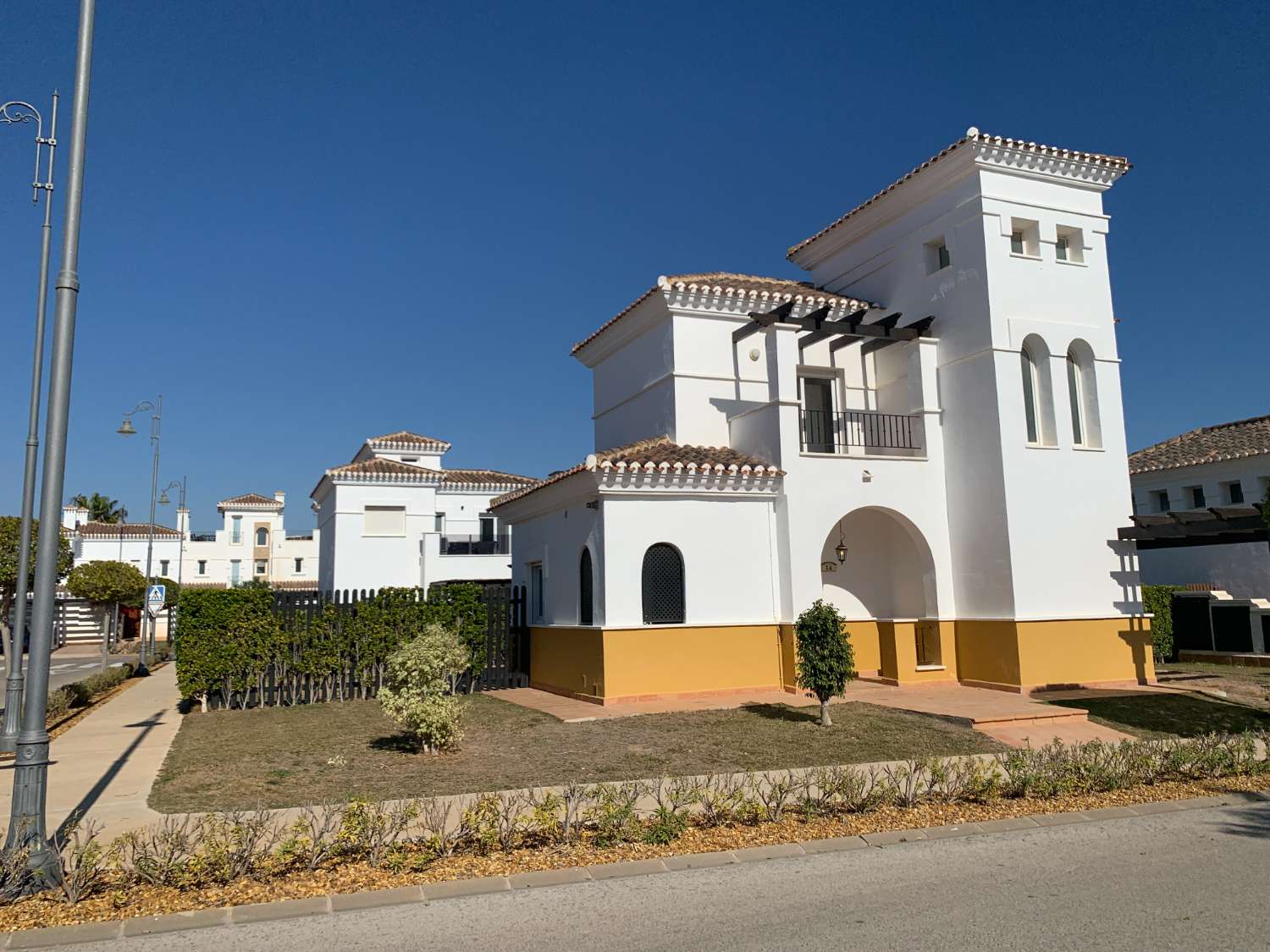 VENTA DE IMPRESIONANTE VILLA ENEBRO 3 DORMITORIOS 3 BAÑOS EN LA TORRE GOLF RESORT