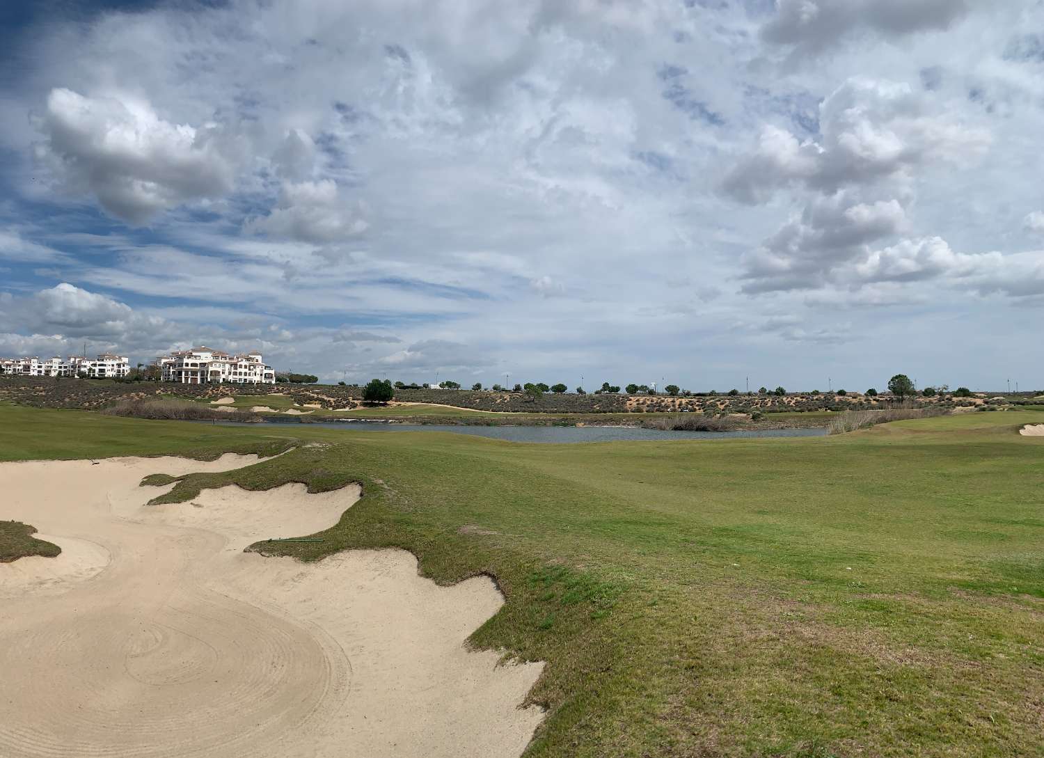 GRAN APARTAMENTO EN PLANTA BAJA FRENTE A LAS PISCINA Y AL CAMPO DE GOLF