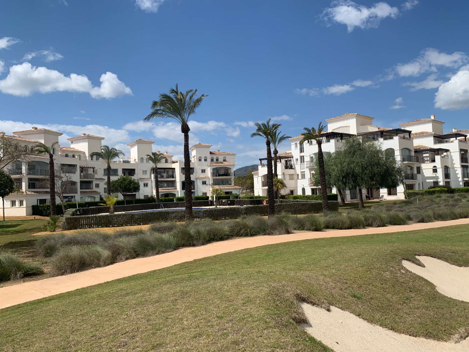 GROSSE WOHNUNG IM ERDGESCHOSS VOR DEM POOL UND DEM GOLFPLATZ