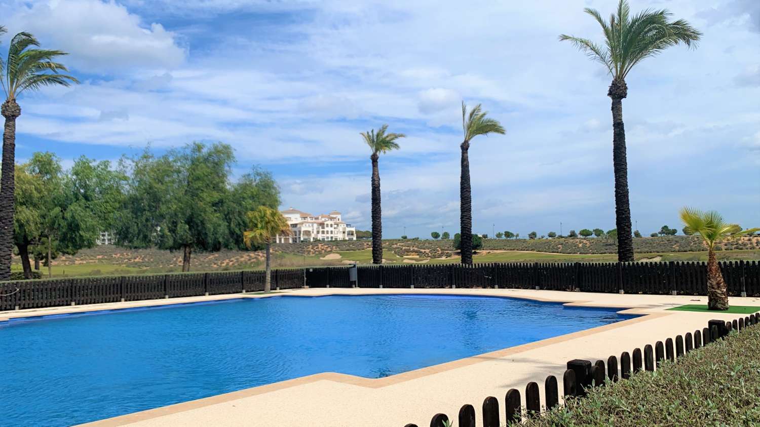 GRAN APARTAMENTO EN PLANTA BAJA FRENTE A LAS PISCINA Y AL CAMPO DE GOLF