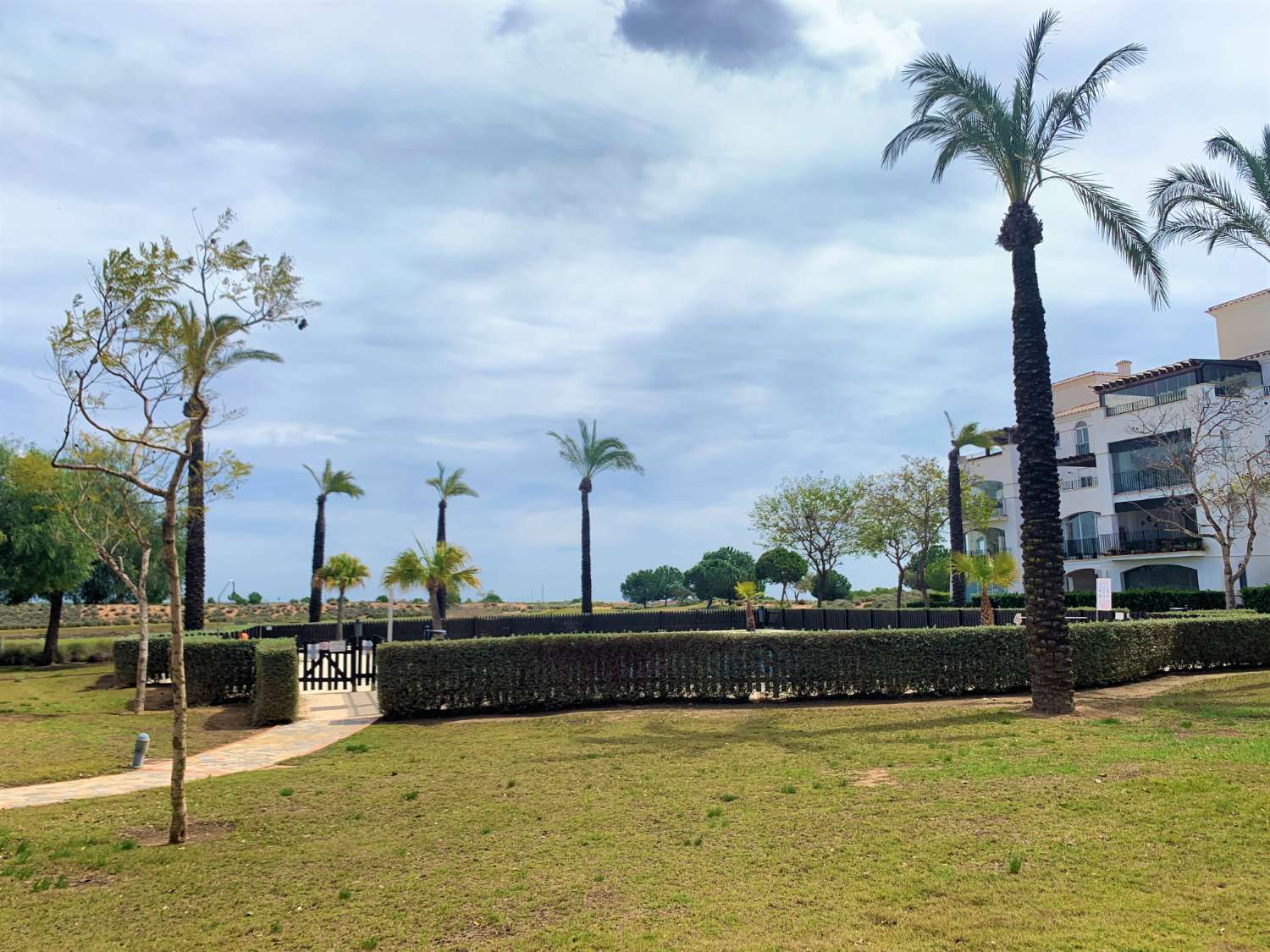 GROSSE WOHNUNG IM ERDGESCHOSS VOR DEM POOL UND DEM GOLFPLATZ