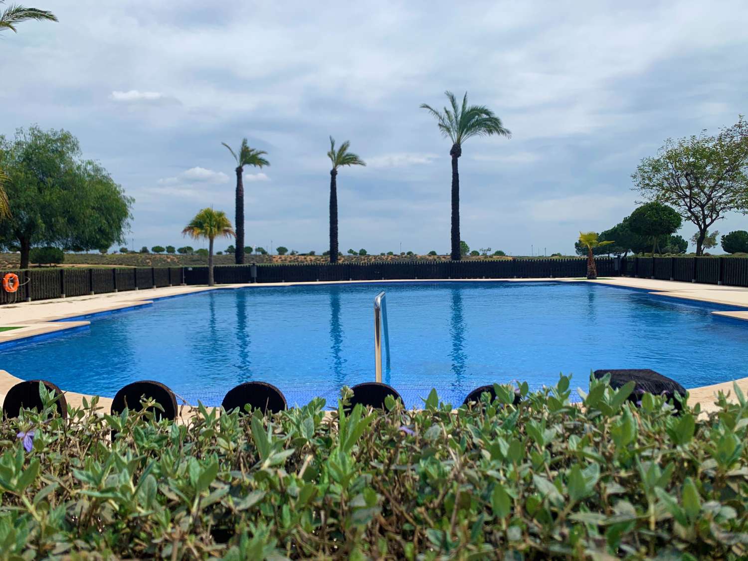 GRAN APARTAMENTO EN PLANTA BAJA FRENTE A LAS PISCINA Y AL CAMPO DE GOLF