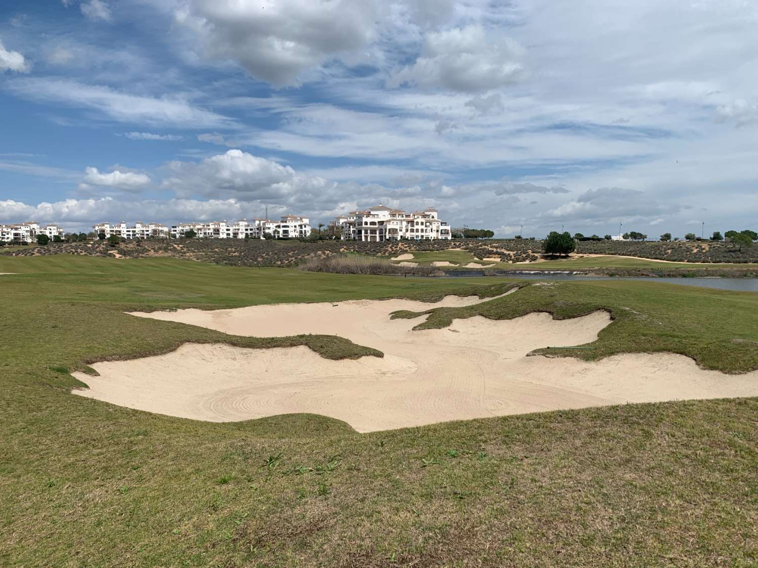 STOR LÄGENHET PÅ BOTTENVÅNINGEN FRÅN POOLEN OCH GOLFBANAN