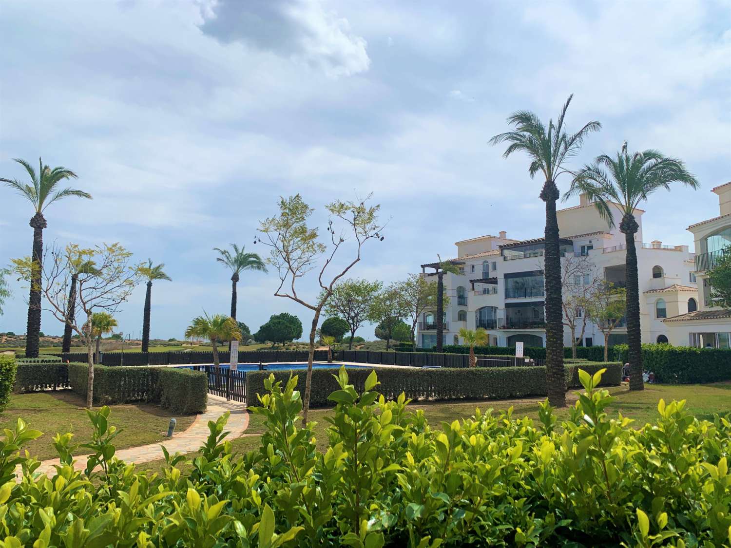 GRAND APPARTEMENT AU REZ-DE-CHAUSSÉE DEVANT LA PISCINE ET LE TERRAIN DE GOLF