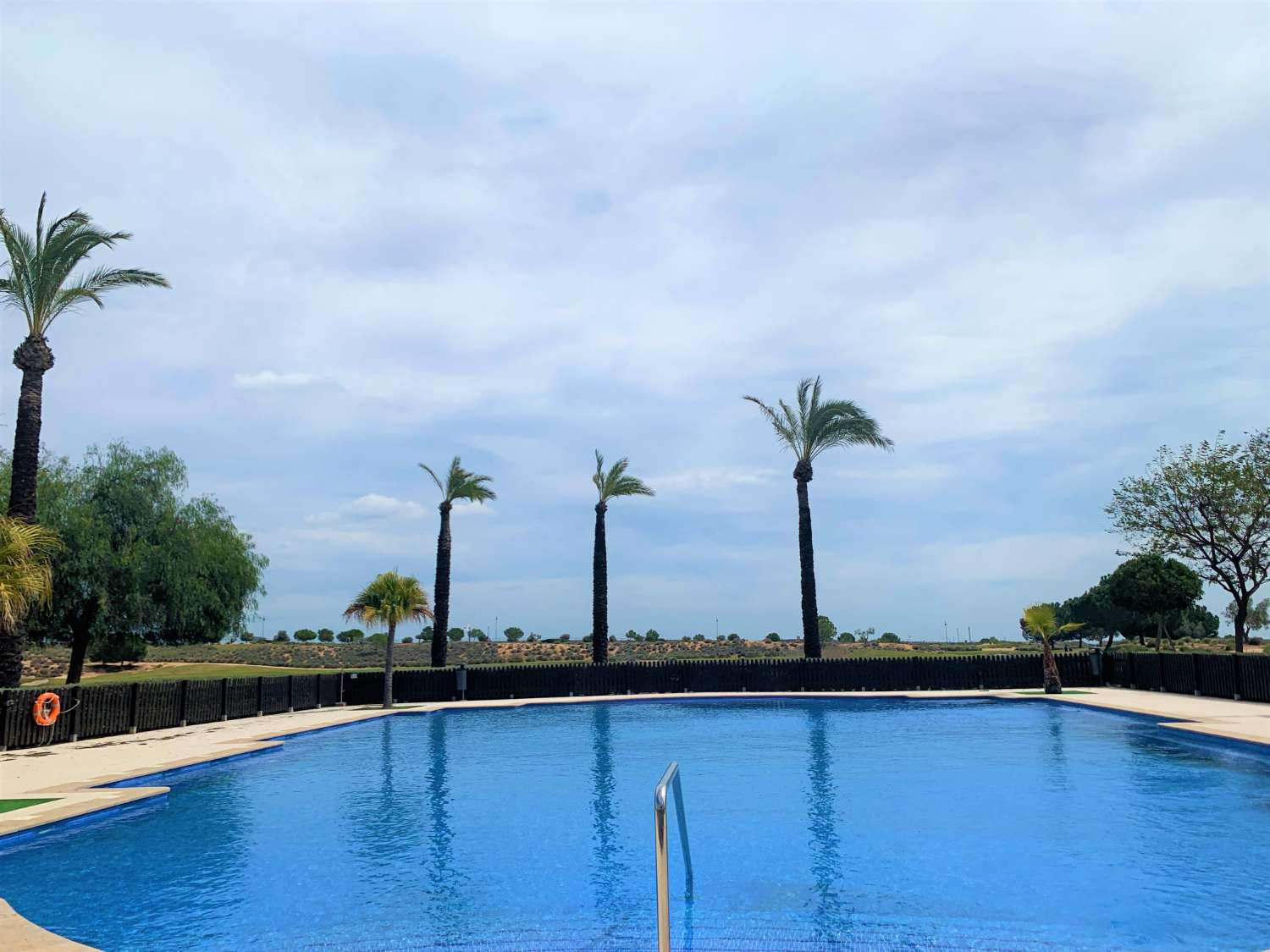 GROSSE WOHNUNG IM ERDGESCHOSS VOR DEM POOL UND DEM GOLFPLATZ