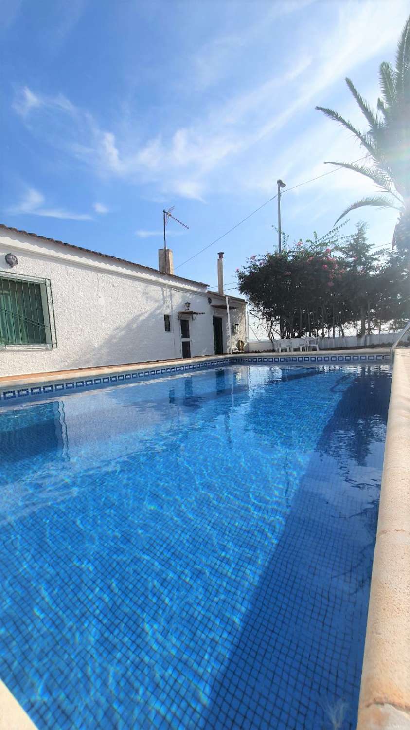 EN LAS PEDREÑAS EXPLENDIDA CASA DE CAMPO CON PISCINA PRIVADA