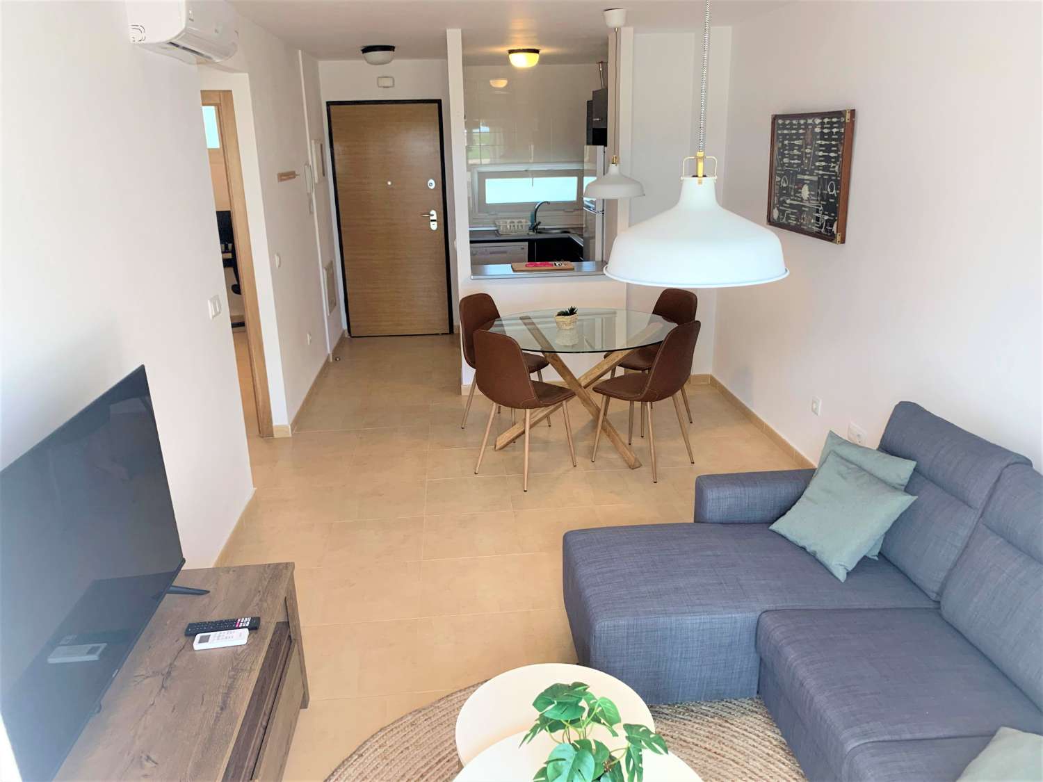 GLOEDNIEUWE BEGANE GROND APPARTEMENT TE HUUR