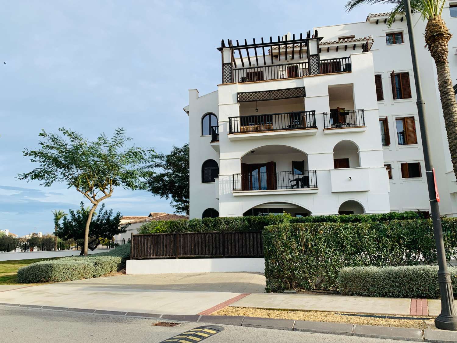 SE VENDE APARTAMENTO EN PLANTA BAJA DE DISEÑO MEDITERRANEO EN EL VALLE GOLF RESORT (MURCIA)