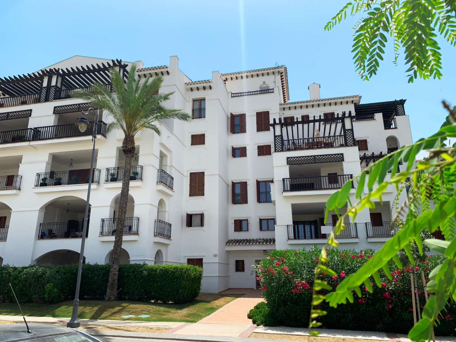 SE VENDE APARTAMENTO EN PLANTA BAJA DE DISEÑO MEDITERRANEO EN EL VALLE GOLF RESORT (MURCIA)