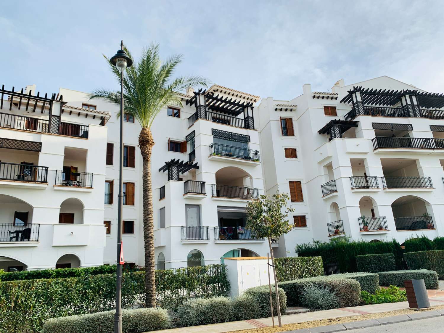 SE VENDE APARTAMENTO EN PLANTA BAJA DE DISEÑO MEDITERRANEO EN EL VALLE GOLF RESORT (MURCIA)