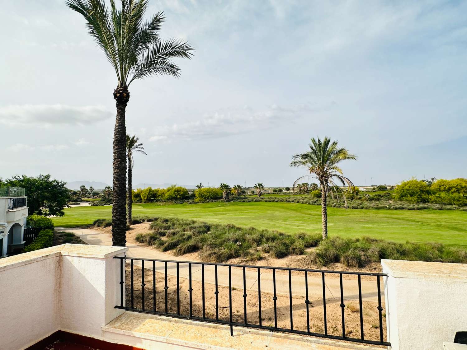 SE VENDE CHALET ADOSADO EN ESQUINA EN LA TORRE GOLF RESORT