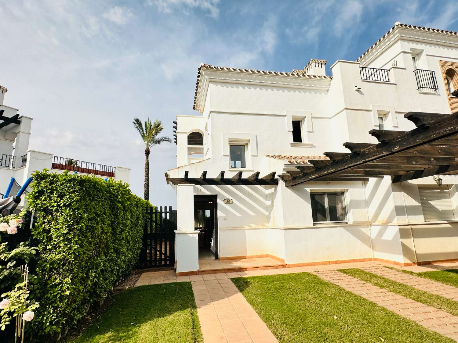 SE VENDE CHALET ADOSADO EN ESQUINA EN LA TORRE GOLF RESORT